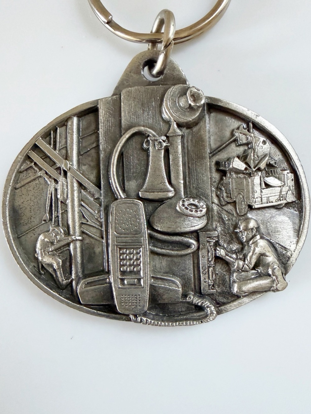 Siskiyou Buckle Co. 1989 Engraved Risen Metal Communications Industry Keychain